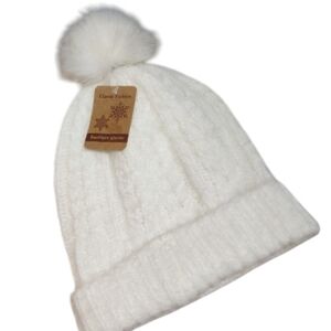 NWT White Snow pom pom hat